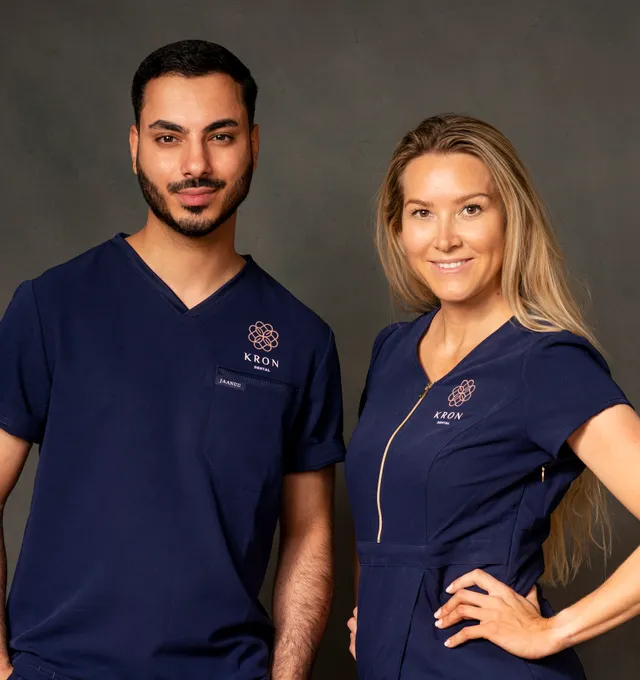 Smilende person med Invisalign-skinner